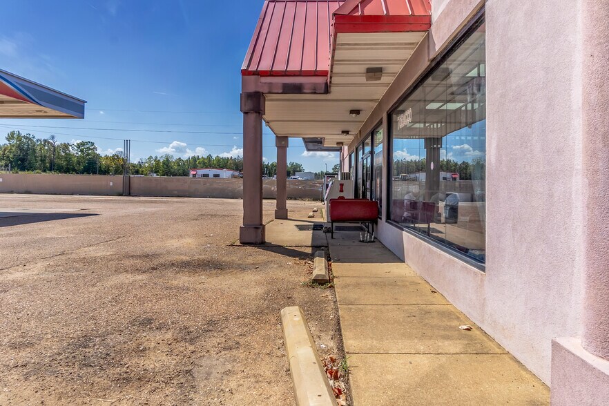 More Photos Of 5577 County Road 174, Grenada General Retail For Sale
