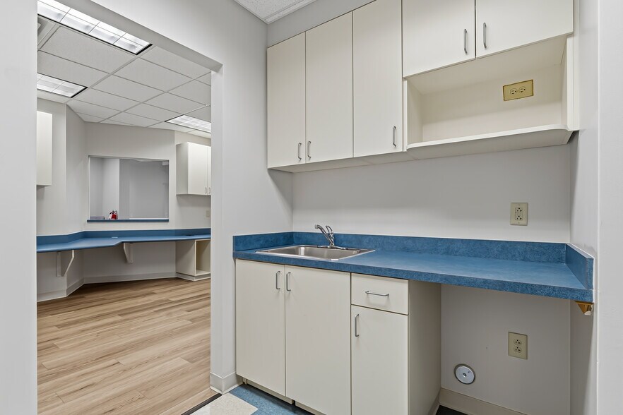 More Photos Of 3731 NW Cary Pky, Cary Medical For Sale