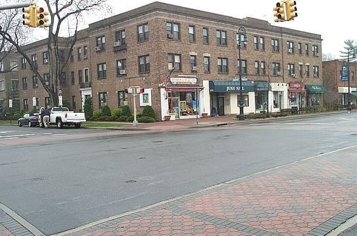 Primary Photo Of 679 Franklin Ave, Garden City Apartments For Lease