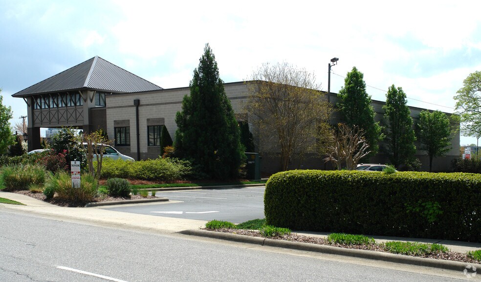 More Photos Of 525 N Wrenn St, High Point Showroom For Lease