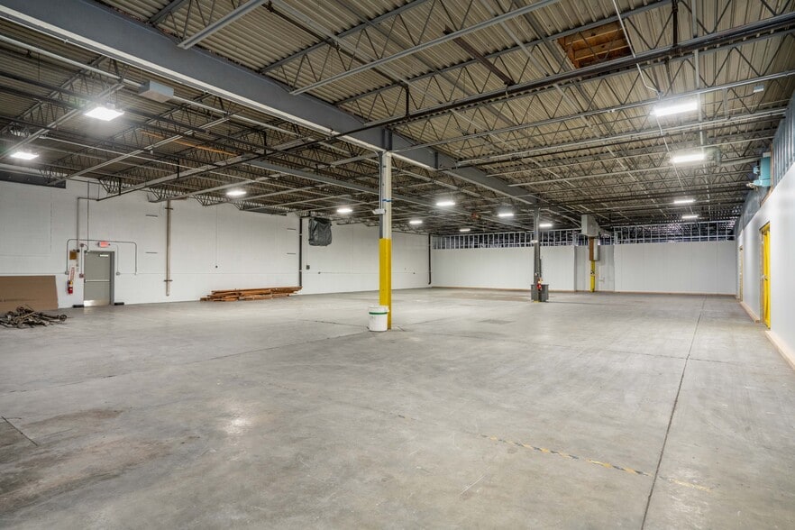 More Photos Of 6 Britton Dr, Bloomfield Warehouse For Lease