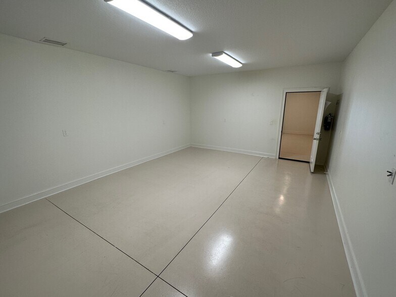 More Photos Of 6679 Treeland Ave, Largo Warehouse For Lease