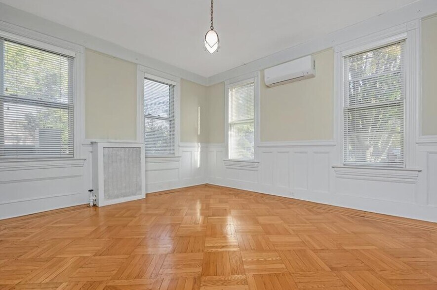 More Photos Of 215 Conklin St, Farmingdale Office Residential For Lease