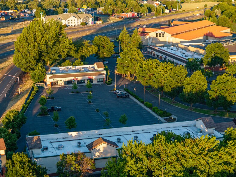 More Photos Of 1205-1350 Plaza Blvd, Central Point Freestanding For Lease