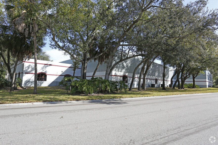 More Photos Of 6411 Parkland Dr, Sarasota Manufacturing For Lease