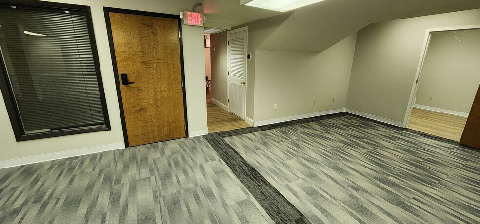 More Photos Of 2144 S Macarthur Blvd, Springfield Office For Lease