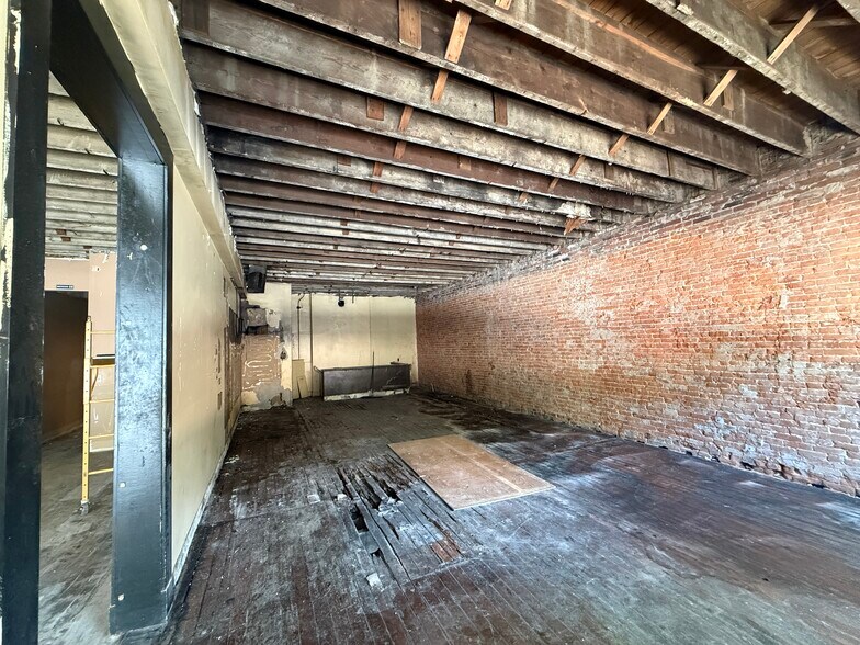 More Photos Of 134 E Main St, New Albany Storefront Retail Office For Lease