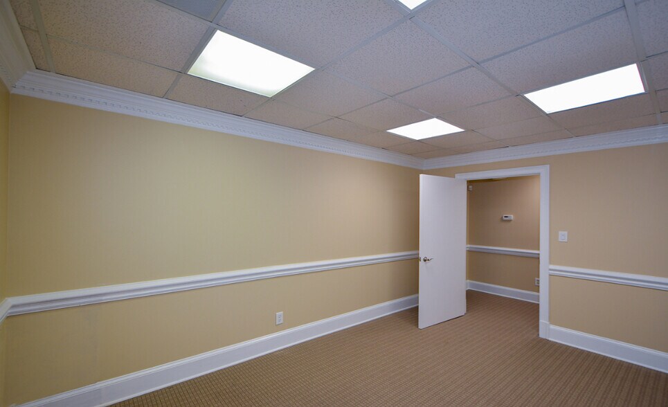 More Photos Of 8046 Roswell Rd, Atlanta Office For Sale