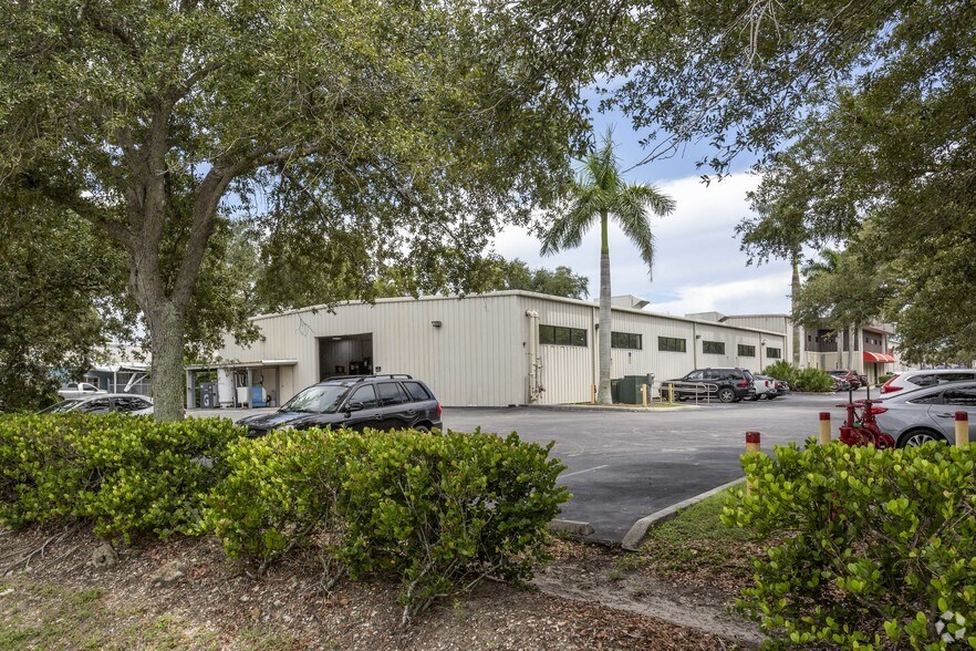 More Photos Of 901 Industrial Blvd, Naples Manufacturing For Lease