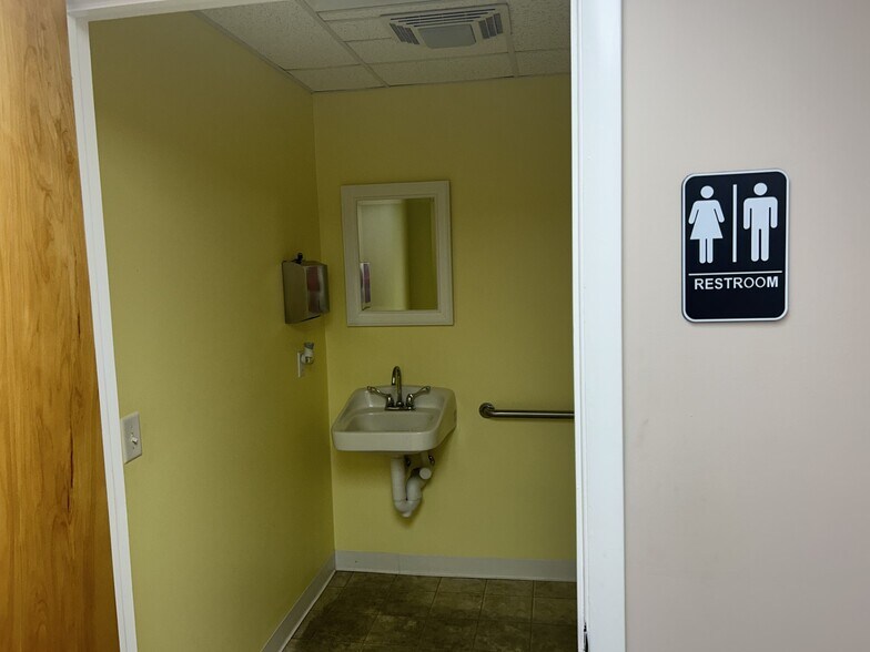 More Photos Of 200 Mission Rd, Palatka Medical For Sale