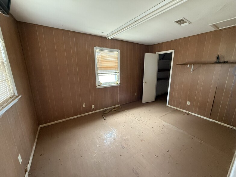 More Photos Of 743 W US Highway 70, Plainview Industrial For Sale