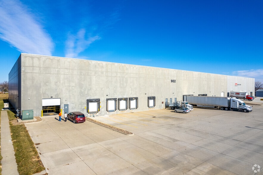More Photos Of 902 SE Shurfine Dr, Ankeny Warehouse For Lease