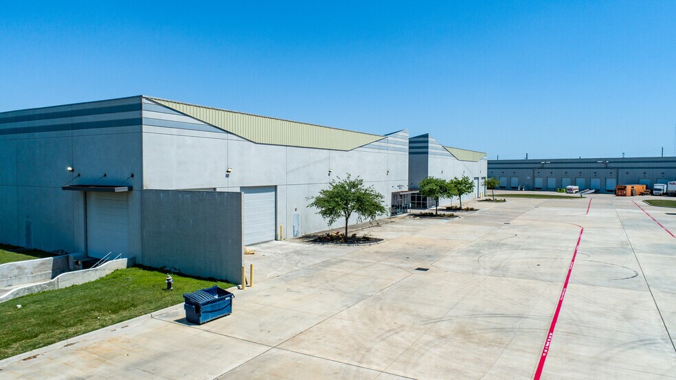 More Photos Of 1511 Industrial Dr, Missouri City Warehouse For Lease