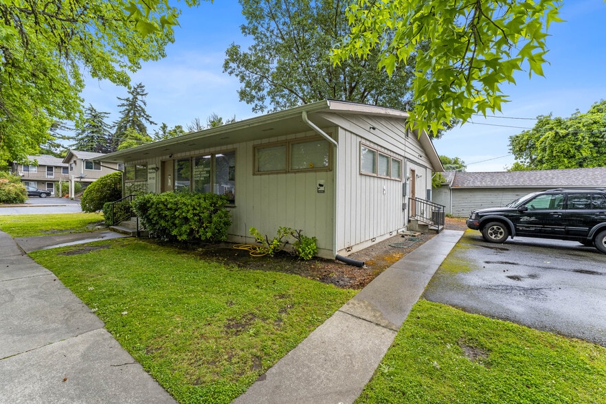 More Photos Of 515 NE 8th St, Grants Pass Office For Sale