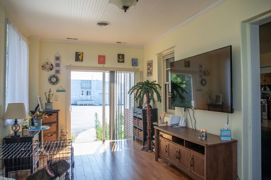 More Photos Of 719 S DuPont Blvd, Milford Flex For Sale