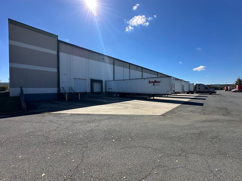 More Photos Of 45190 Ocean Ct, Sterling Distribution For Lease