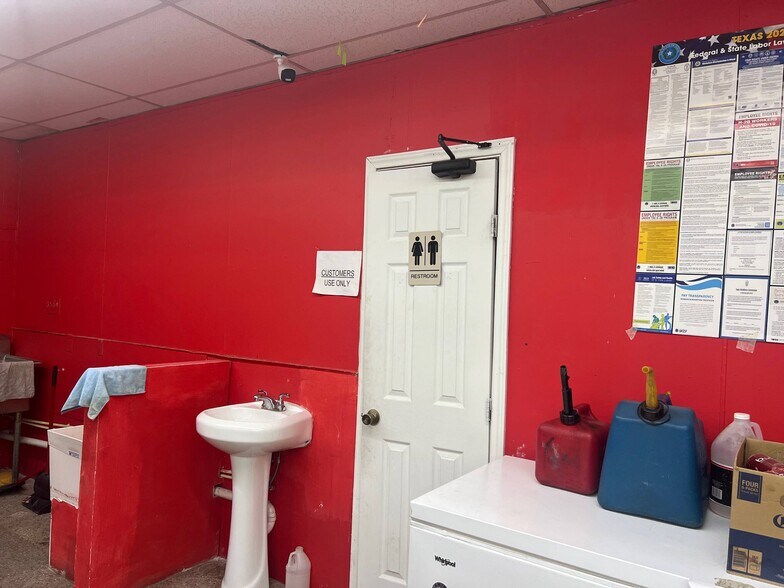 More Photos Of 7844 Avenue E, Houston Convenience Store For Sale