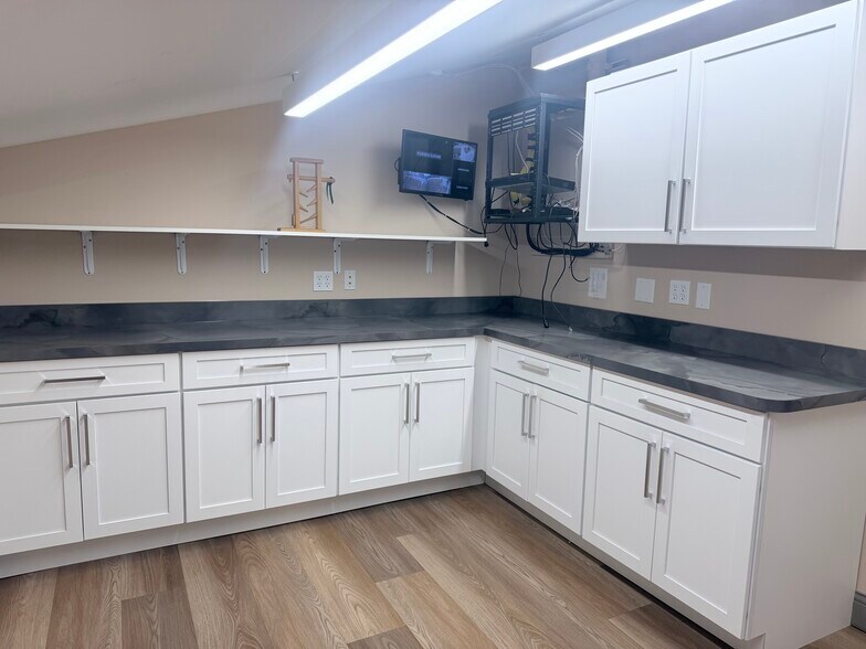 More Photos Of 700 N River Dr, Kankakee Office For Sale