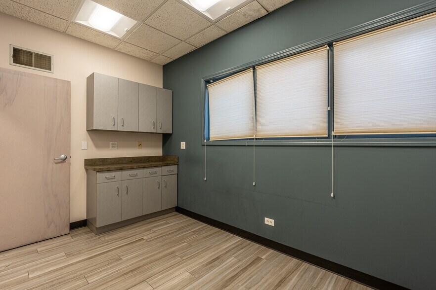 More Photos Of 4650 Southwest Hwy, Oak Lawn Medical For Sale