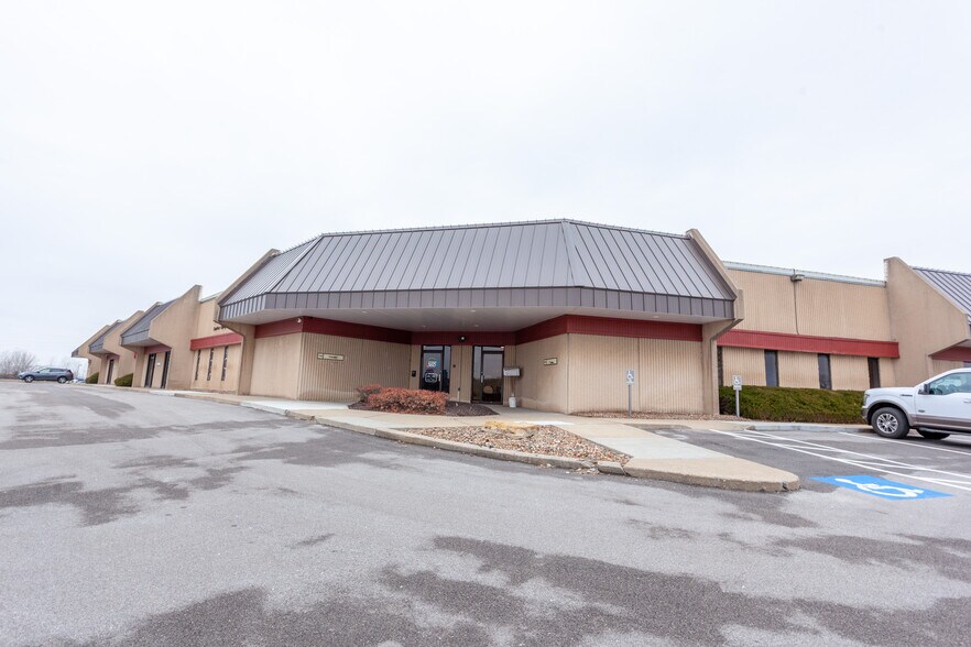 More Photos Of 1134-1150 W Cambridge Circle Dr, Kansas City Light Distribution For Lease