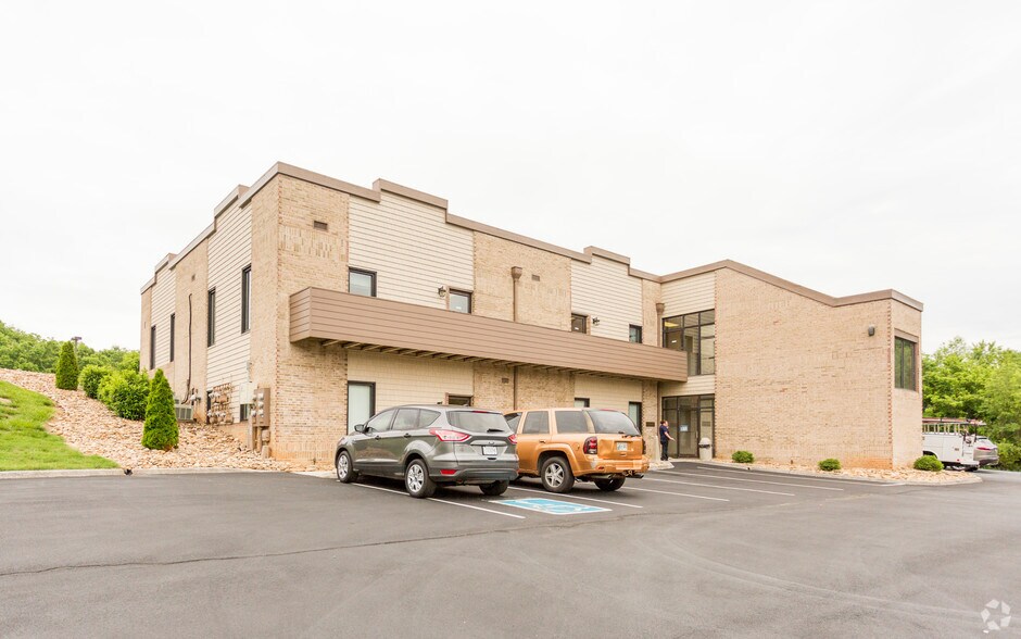 More Photos Of 1117-1137 E Lamar Alexander Pky, Maryville Medical For Lease