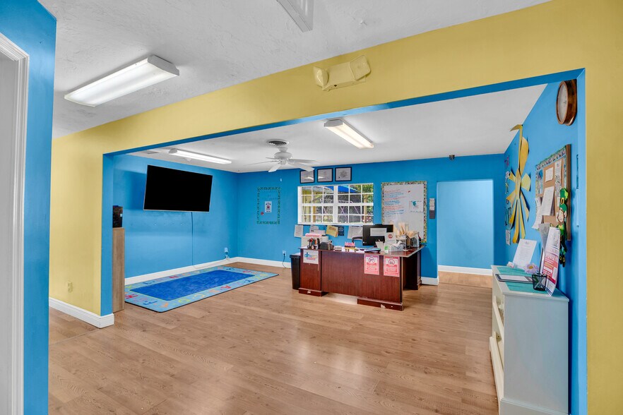 More Photos Of 1285 6th Ave, Vero Beach General Retail For Sale