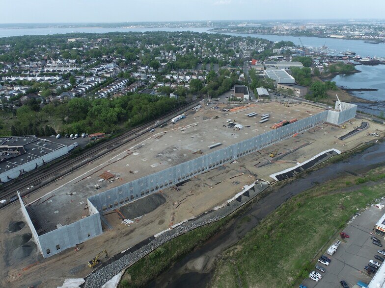 More Photos Of 1 Nassau Pl, Staten Island Warehouse For Lease