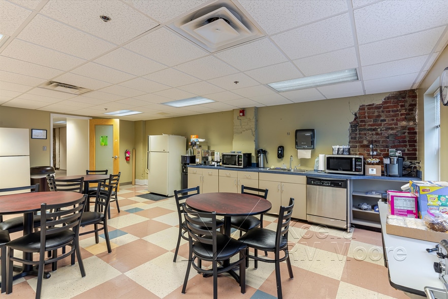 More Photos Of 17 Market Sq, Knoxville Storefront Retail Office For Sale