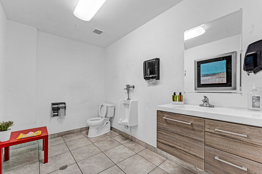 More Photos Of 6850 NW 74th St, Medley Warehouse For Sale