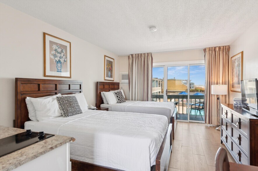 More Photos Of 84 S Emerson Ave, Montauk Hotel For Sale