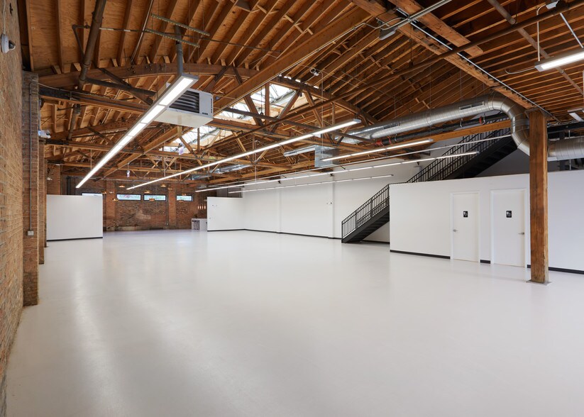 More Photos Of 1640 W Carroll Ave, Chicago Showroom For Lease