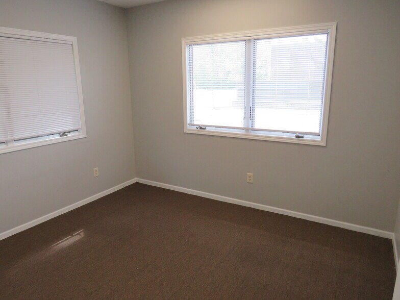 More Photos Of 1715 N Division St, Morris Unknown For Lease