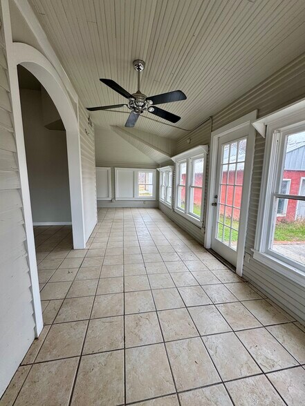 More Photos Of 608 W Wallace St, San Saba Restaurant For Sale