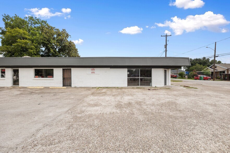 More Photos Of 1117 Collingsworth St, Houston Freestanding For Lease