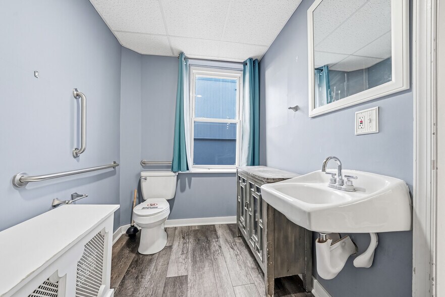 More Photos Of 113-115 W Ridge Pike, Conshohocken Storefront For Lease