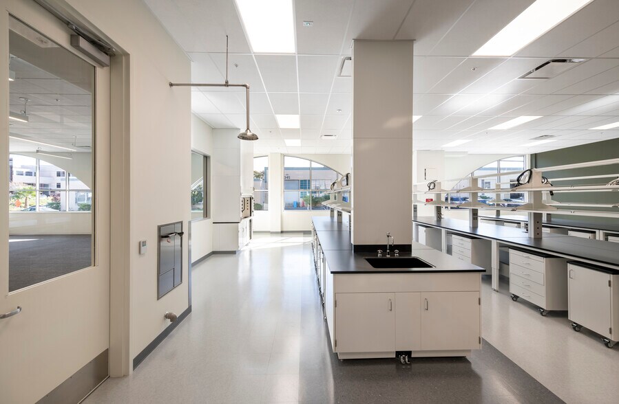 More Photos Of 150 Industrial Rd, San Carlos Flex For Sale