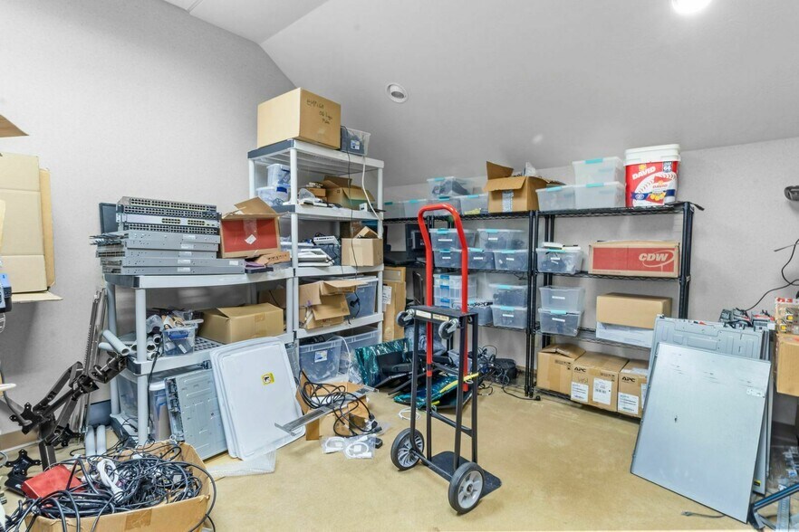 More Photos Of 9963 Crosspoint Blvd, Indianapolis Office For Sale