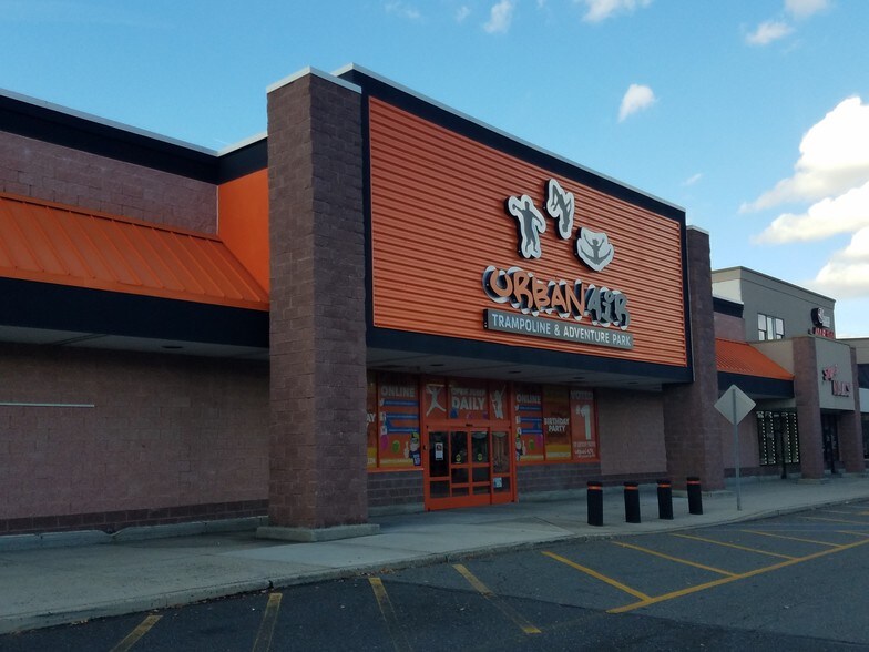 More Photos Of 350-400 Ryders Ln, Milltown General Retail For Lease