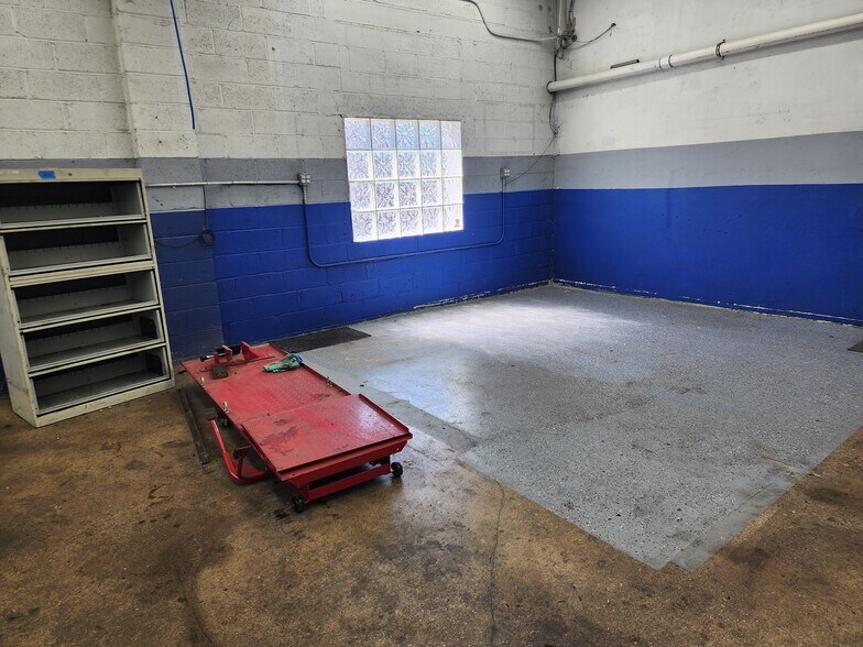 More Photos Of 260 Green St, South Hackensack Truck Terminal For Lease