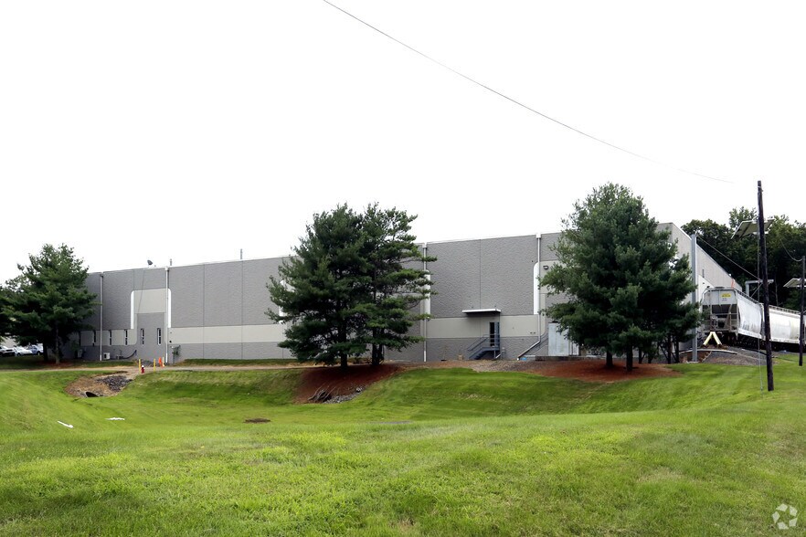 More Photos Of 5 Nicholas Ct, South Brunswick Warehouse For Lease