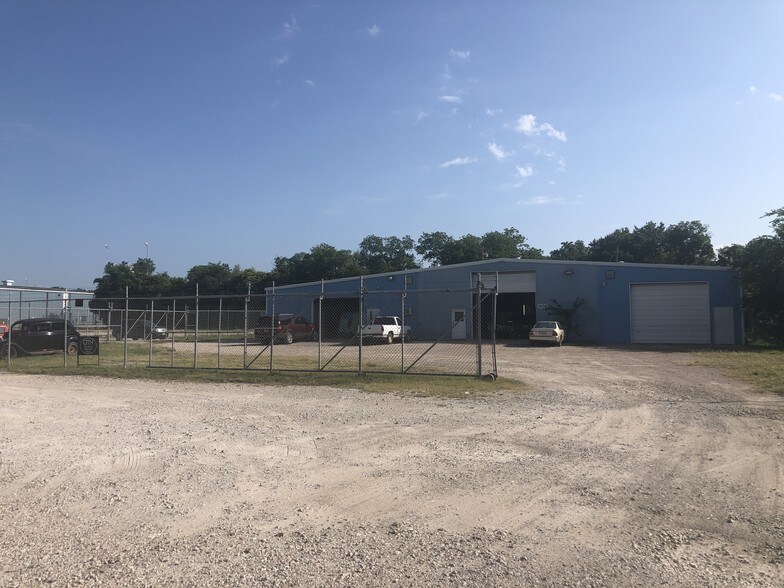More Photos Of 1400 W Marvin Ave, Waxahachie Warehouse For Sale