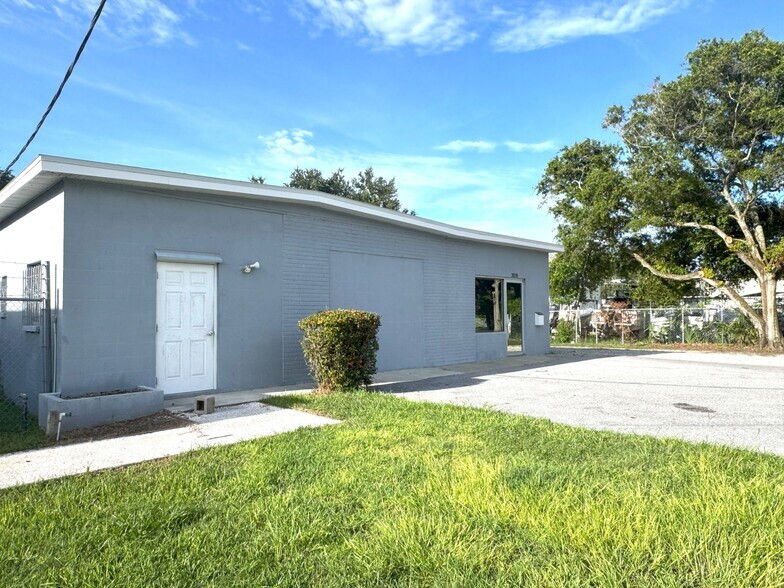 More Photos Of 2028 Palmetto St, Clearwater Light Distribution For Lease