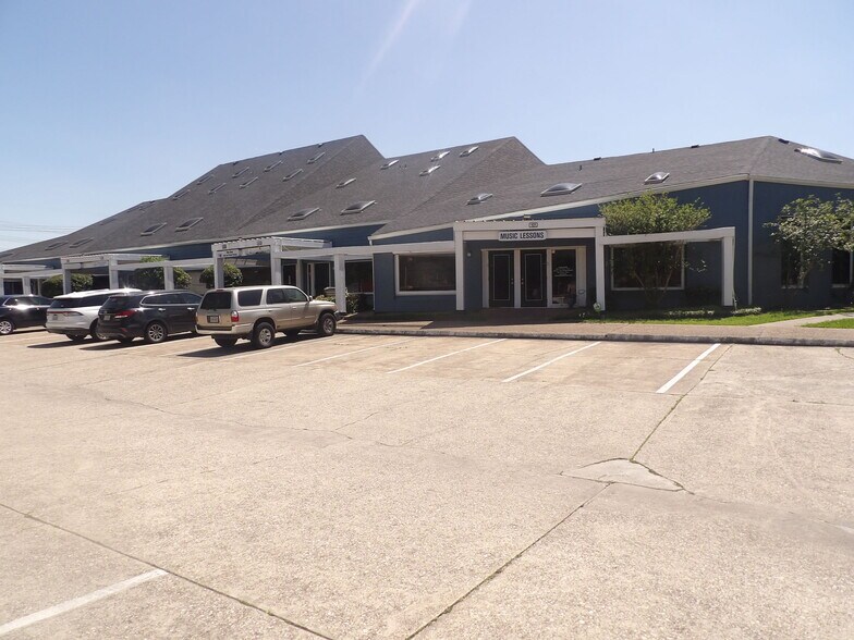 More Photos Of 17300 Saturn Ln, Houston Medical For Lease