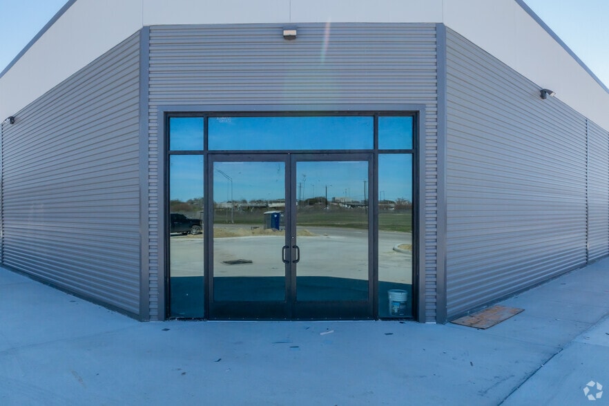 More Photos Of 15910 University Oak, San Antonio Warehouse For Lease