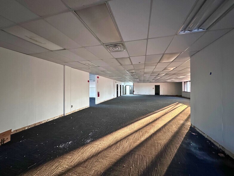 More Photos Of 15203 S Commerce Dr, Dearborn Manufacturing For Lease