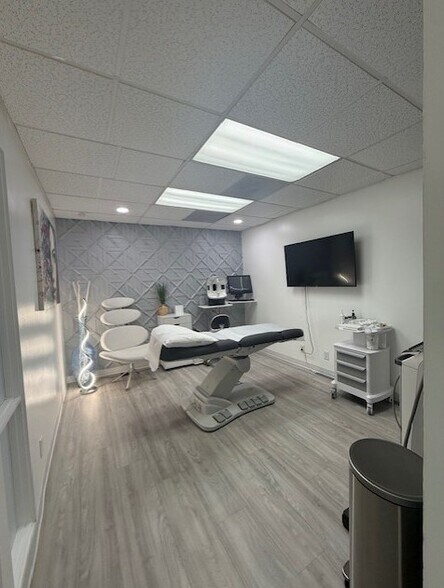 More Photos Of 881 Dover Dr, Newport Beach Medical For Lease