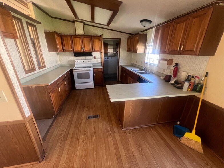 More Photos Of 530 Sims St, Maysville Flex For Lease