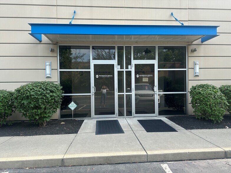 More Photos Of 653 McCorkle Blvd, Westerville Flex For Lease