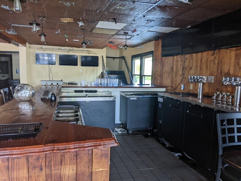 More Photos Of 2515 Far Hills Ave, Oakwood Restaurant For Sale