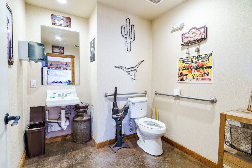 More Photos Of 2524 Carson St, Haltom City Storefront Retail Office For Sale